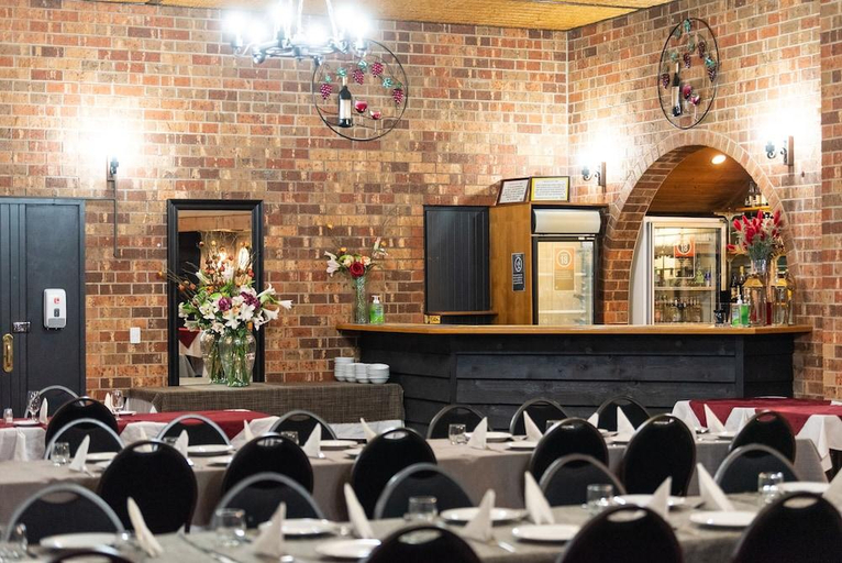 Food & Drinks 4, Golden Age Motor Inn, Queanbeyan