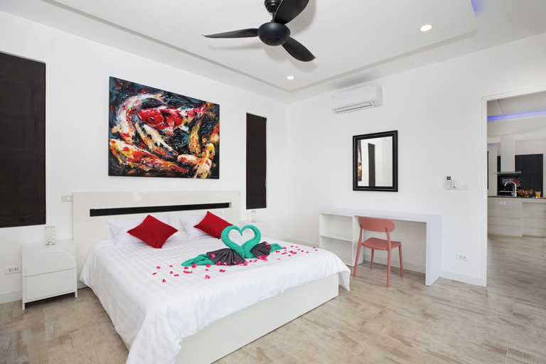 Room 4, Modern 5 Bedrooms Pool Villa Curtis, Phuket Island
