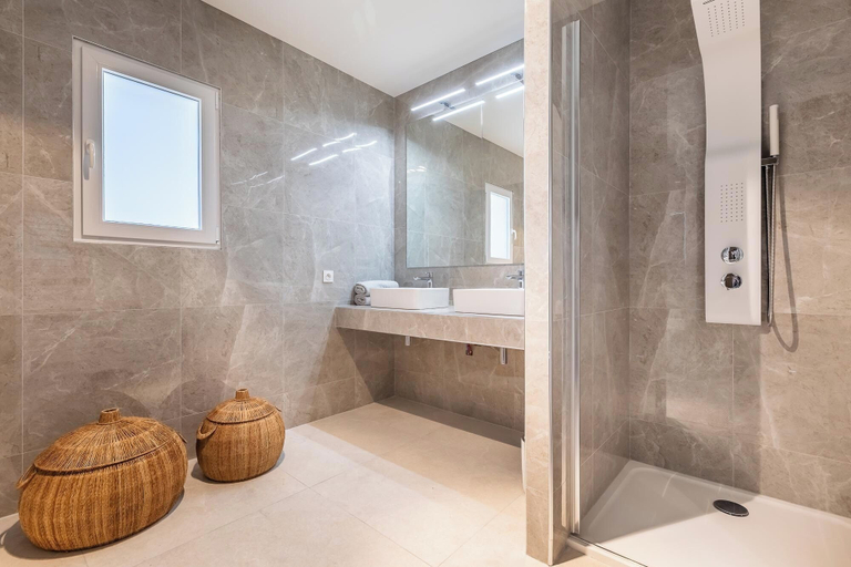 Bathroom 5, Royal Tiki Lodges, Hérault