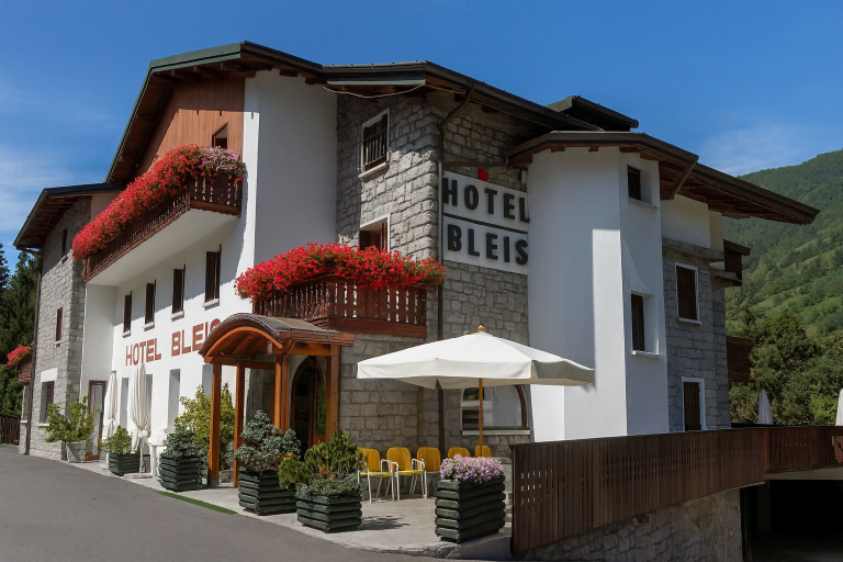 Exterior & Views