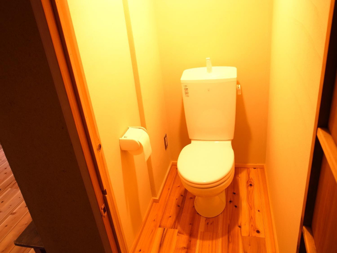 Bathroom 4, Higashi Matsuyacho East, Kyoto
