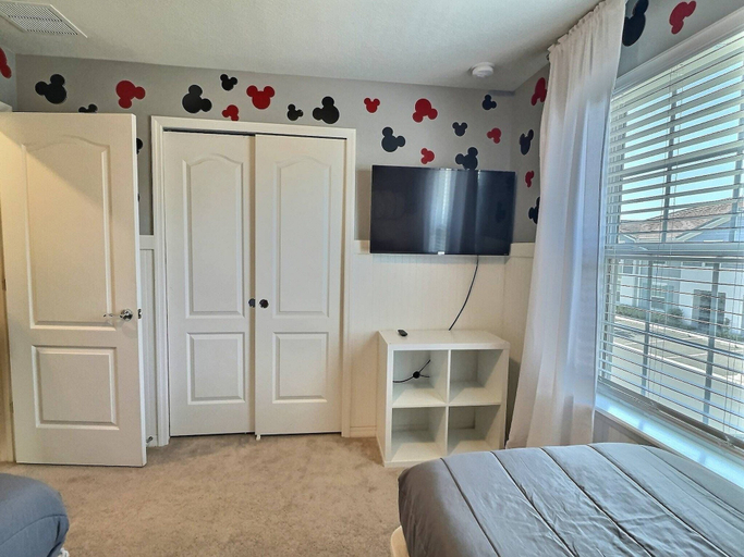 Room 3, Solterra 5BR Villa - Private Pool & Resort, Polk