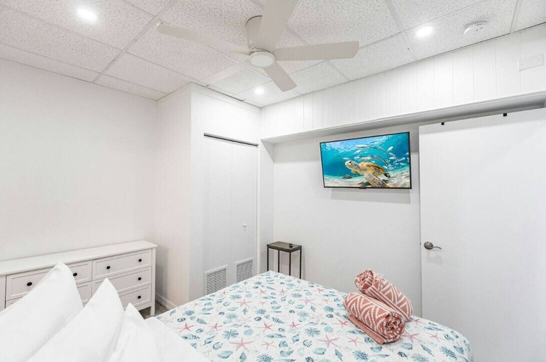 Room 5, Mallory Squared, Sarasota