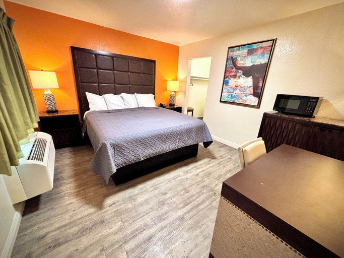 Room 2, Crest Motel, Riverside