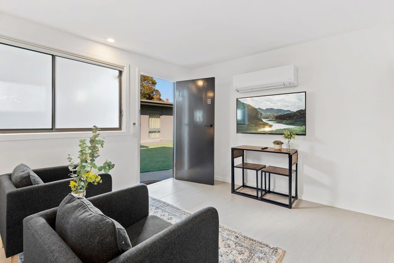 Separate living room 4, Cozy 1-Bed Studio Near Cafes and Shops, Melbourne