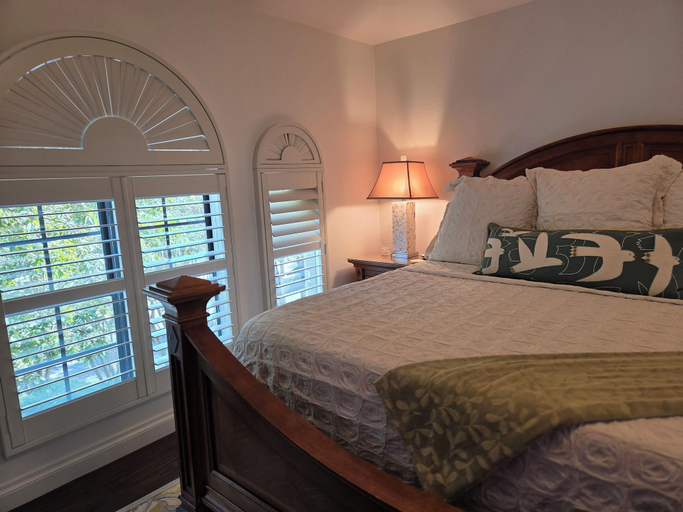 Room 5, Haven Getaway, Bell