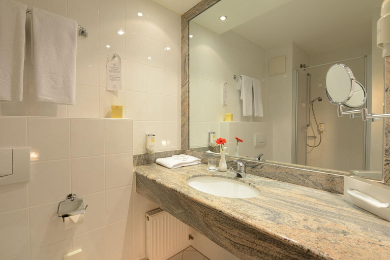 Bathroom, The Monarch Hotel Bad Gogging, Kelheim