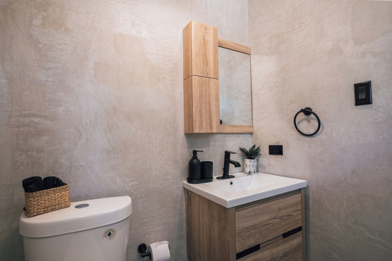 Bathroom 2, Flor De India