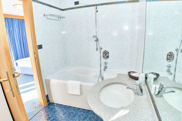 Bathroom 3, Hotel Trento, Trento