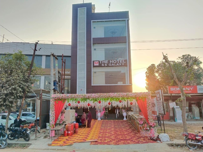 Front of property, Hotel The SS Galaxy, Rae Bareli