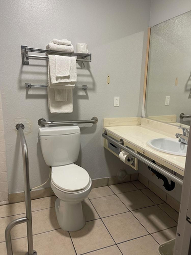 Bathroom 4, Portside Inn & Suites, Los Angeles