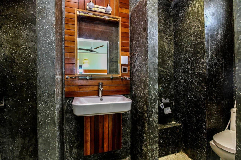 Bathroom 2, Downtime Hotels Phnom Penh, Phnom Penh