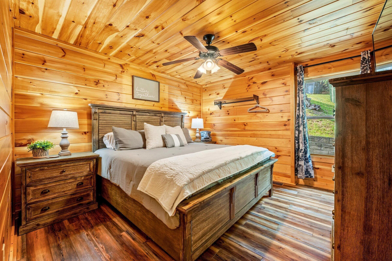 Room 2, Pinot Paradise, Sevier