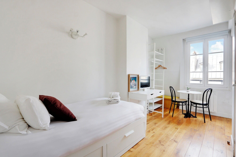 Room 2, 196LAFAYETTE, Paris