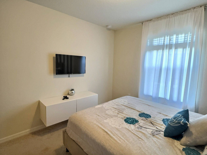 Room 5, Solterra 5BR Villa - Private Pool & Resort, Polk