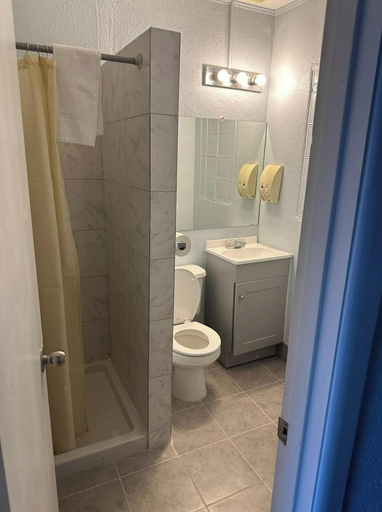 Bathroom 3, THE VICTORIAN MOTEL AND RV PARK by Capital O, Kootenay Boundary