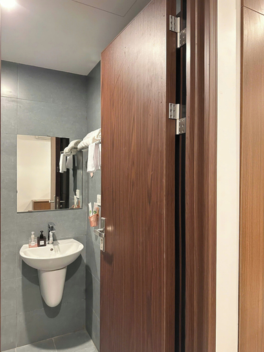 Bathroom 2, NQ Apartment, Cầu Giấy