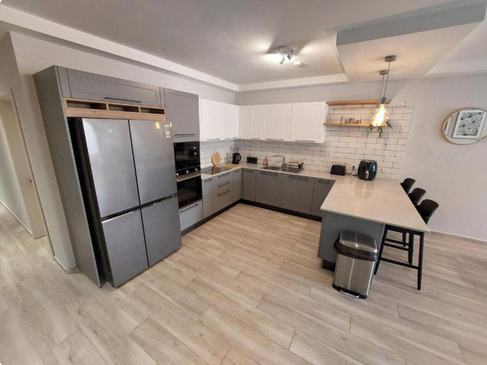 Private kitchen 5, Modern 3BR Apt With Large Balcony