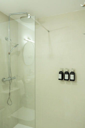 Bathroom 5, Tierra Blanca, Madrid