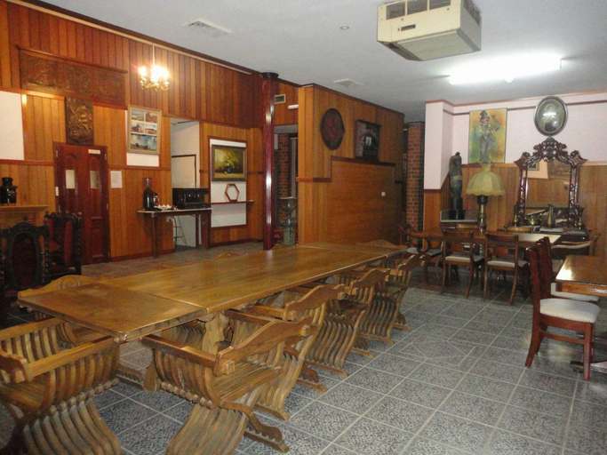 Food & Drinks 5, A Railway Lodge, Greater Taree