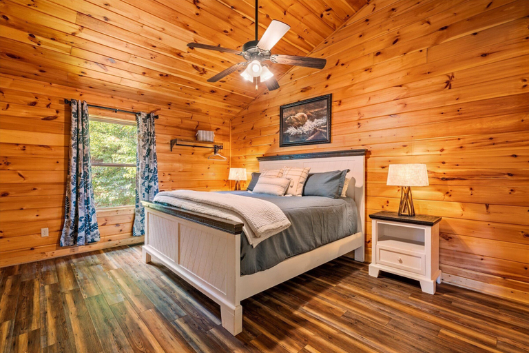 Room 3, Pinot Paradise, Sevier