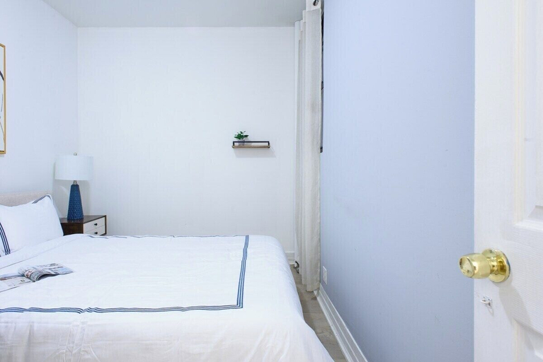 Room 5, 428 Midtown Apartments, New York