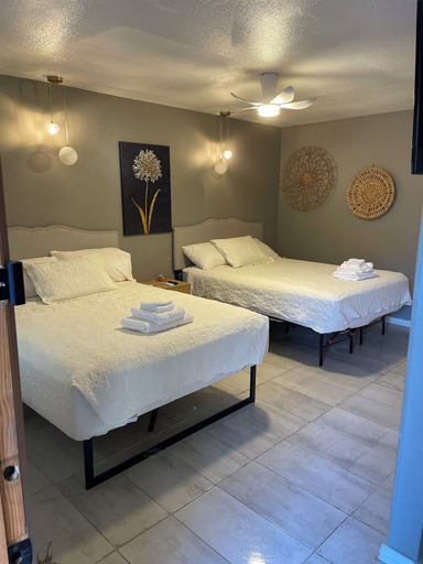 Room 2, The Tally Motel, Leon