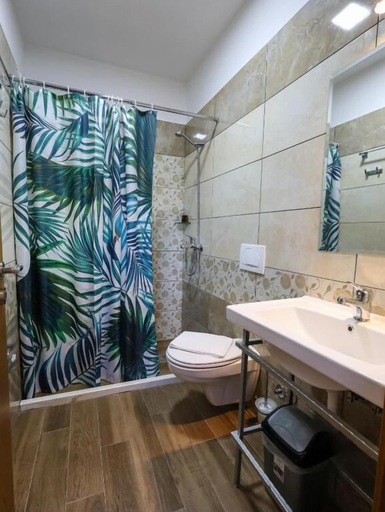 Bathroom 4, Hotel Republika Berat, Beratit