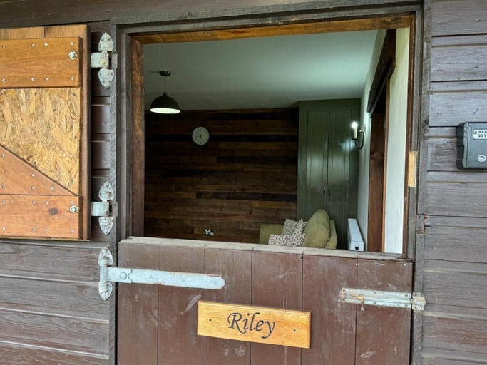Exterior 5, The Riley Stable- Cozy Getaway, Hampshire