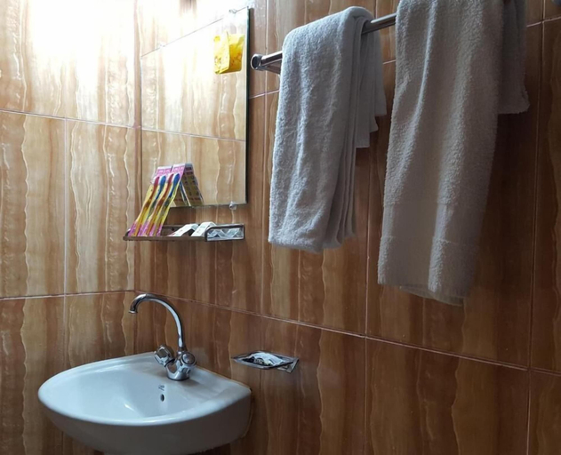 Bathroom 3, Hotel Hill View, Bandarbon