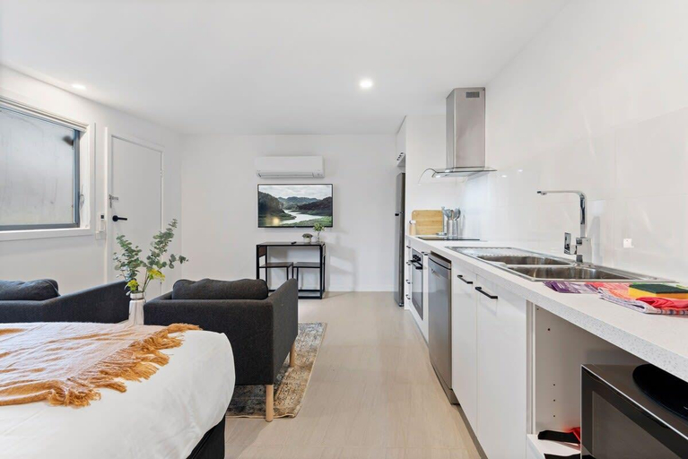 Separate living room 5, Cozy 1-Bed Studio Near Cafes and Shops, Melbourne