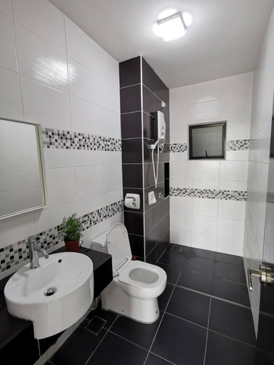 Bathroom 4, Bukit Indah 12pax Aeon Lego Wi-fi Netflix BySTAY, Johor Bahru