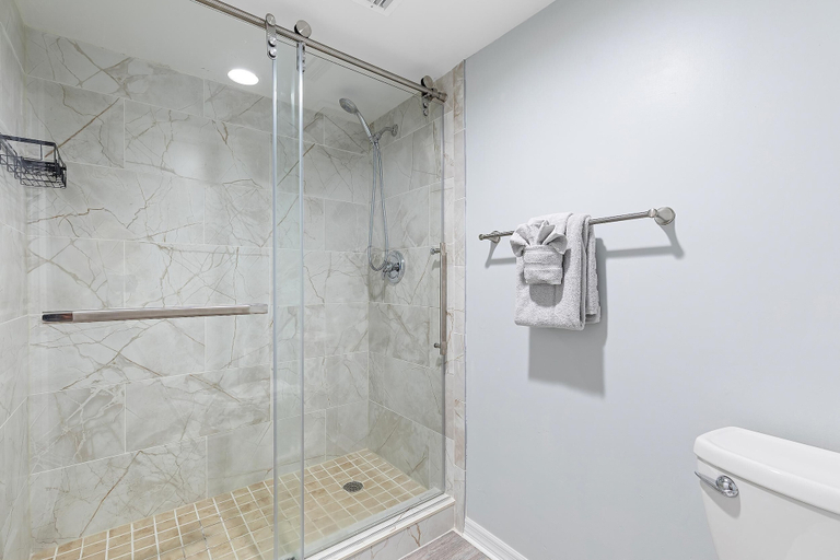 Bathroom 2, Horizons 202, Volusia