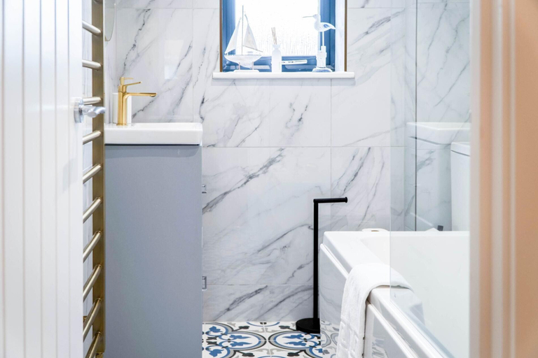 Bathroom 2, Hatherleigh Drive - 2 Bedroom House - Mumbles, Swansea
