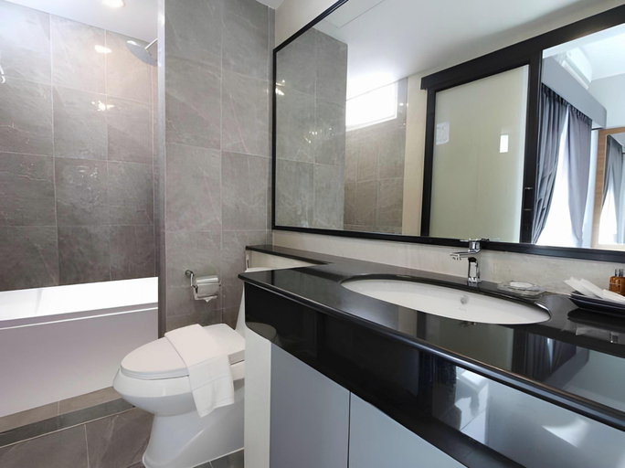 Bathroom 5, The Leisure Hotel, Bang Bo