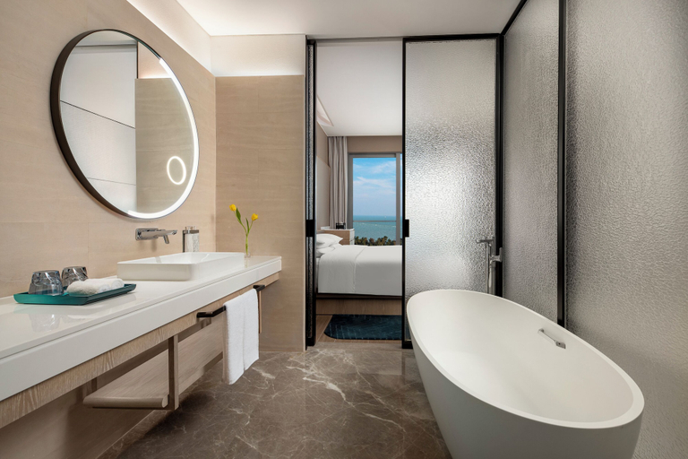 Bathroom 5, HUALUXE Resort Beihai Silver Beach by IHG, Beihai