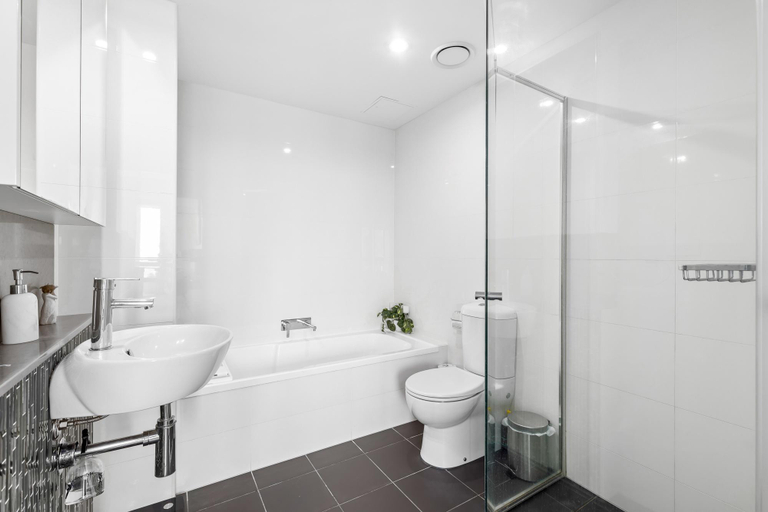 Bathroom 3, Stunning River View 2-Bed with Pool, Sauna and Gym, Brisbane