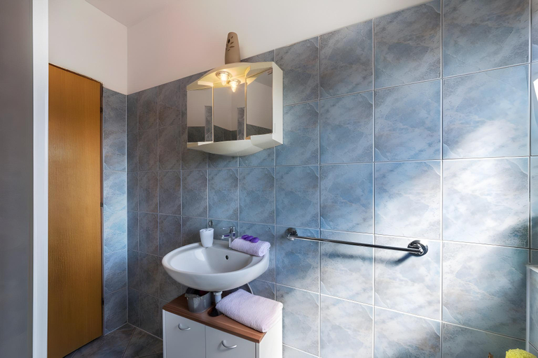 Bathroom 4, Apartment 1008, Fažana