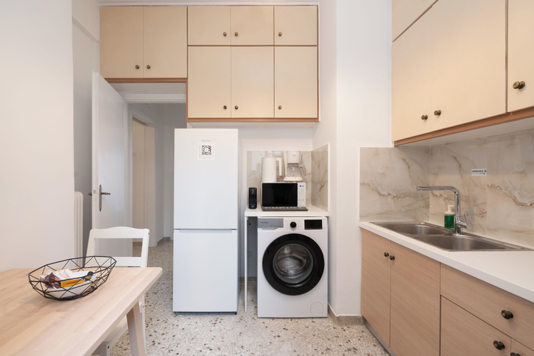Others 4, Cozy Apartment in Athens With Balcony, 5 Minutes To Metro, Attica