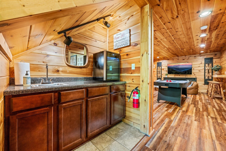 Room 4, Pinot Paradise, Sevier