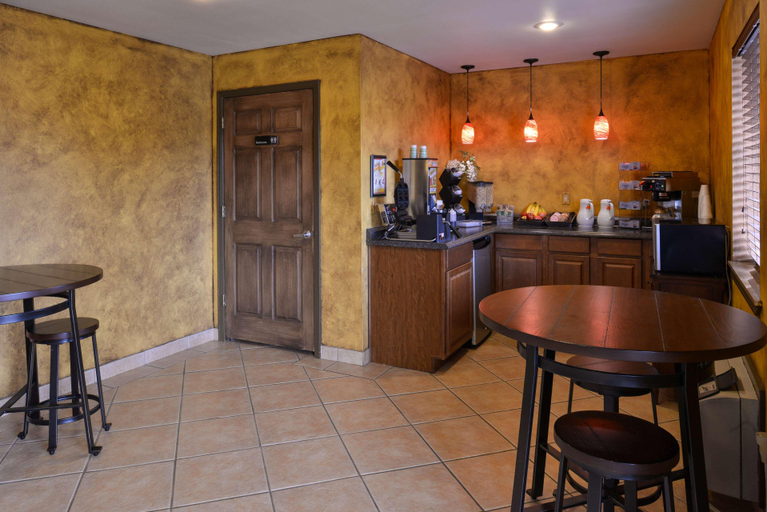 Food & Drinks, Americas Best Value Inn Suites University Ave, Pulaski