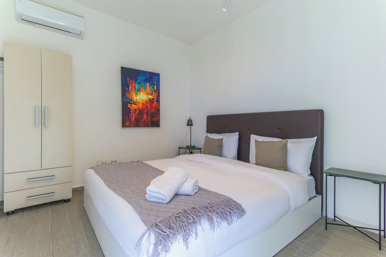 Room 4, GlassHaus Rooftop 2-BR & Pool in Ghazir, Kasrouane