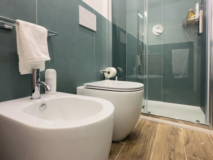 Bathroom 3, Emilia House, Bologna