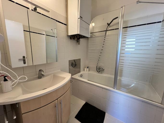 Bathroom 2, Affordable 3BR Apartment for Groups, Wien