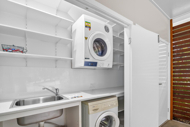 Clothes dryer, Quiet Ninderry Cottage with Peaceful Rural Outlook, Maroochy