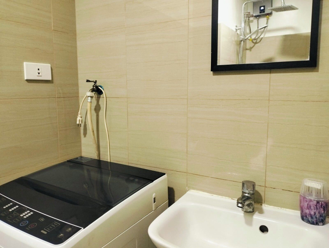 Bathroom 4, Mall of Asia - Cheap Accommodations, Pasay City