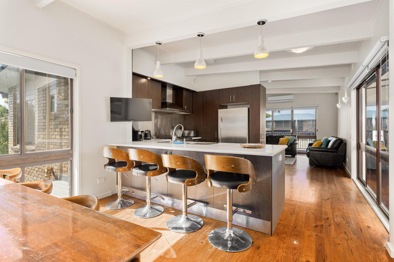 Others 5, Spacious 4-Bed Home 5-min from the Beach, Melbourne