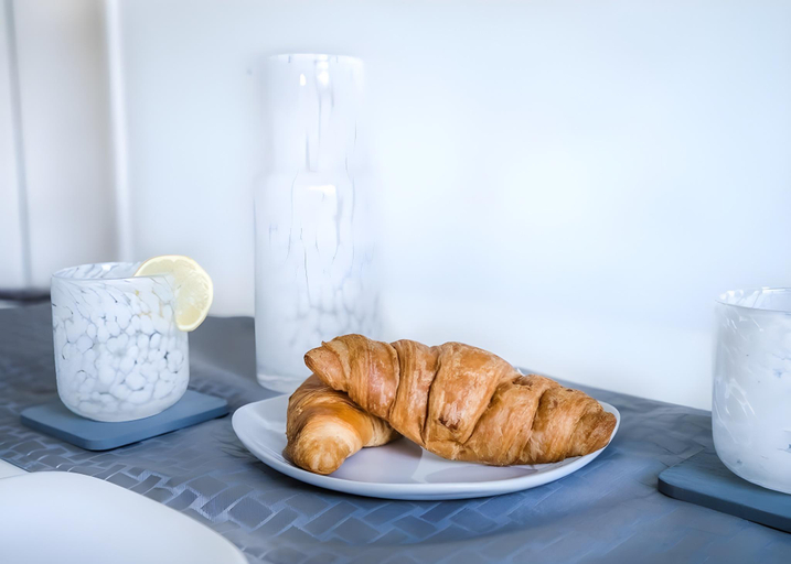 Food & Drinks 5, Longbridge Apartment Close to Gatwick, Surrey