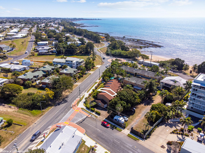 Exterior view 2, Relaxing Townhouse Steps from the Beach, Hervey Bay - Pt A