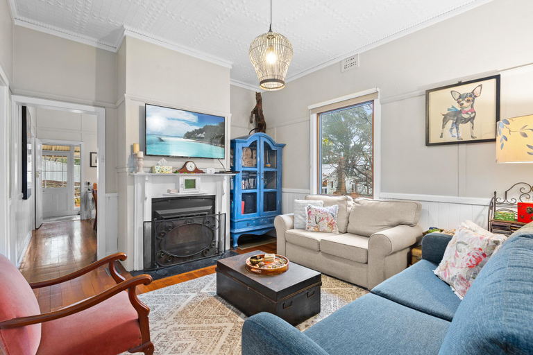 Separate living room 2, Bright 3-Bed House with Garden, BBQ & Fireplace, Blue Mountains